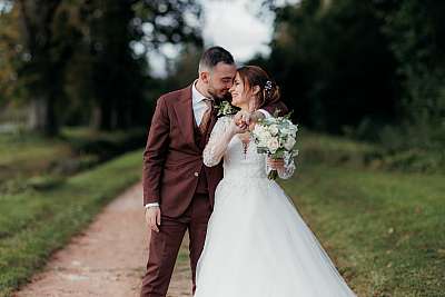 les mariés complices pendant la séance de couple