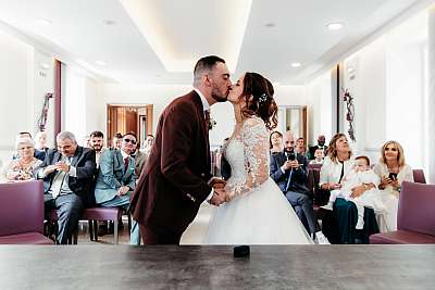 Le traditionel baiser à la mairie