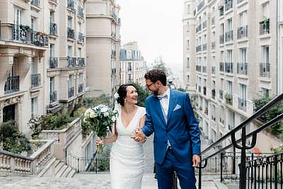 Les mariés dans les escaliers de Montmartre