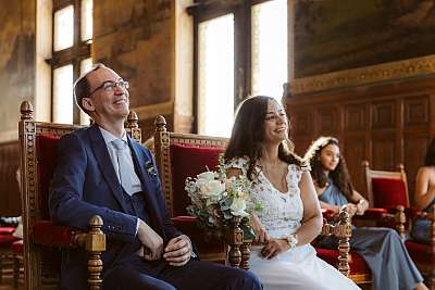Les mariés dans la jolie mairie boisée