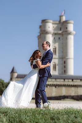 Pose acrobatique pour les mariés durant la séance de couple