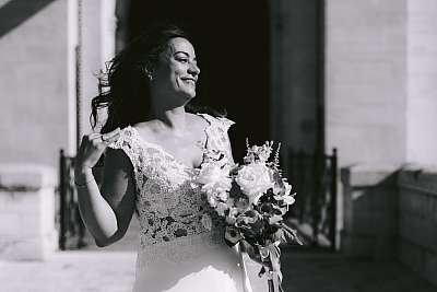 La mariée et son bouquet au soleil levant