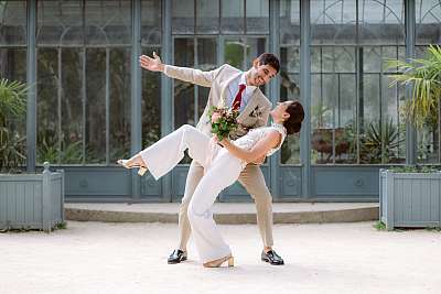 Pose clichée, mais tellement fun des mariés 