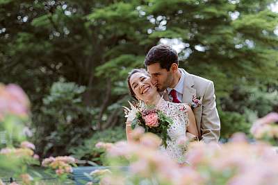 Des bisous dans le cou pour faire rire la mariée