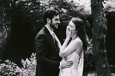 La mariée hilare pendant la séance photo de couple