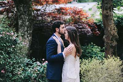 Le mariés embrasse la mariée sur le front