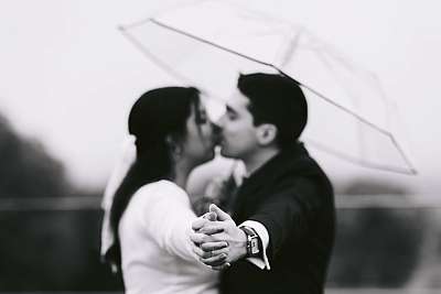 Séance photo de couple sous la pluie