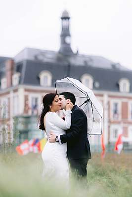 Le jolie mairie sert de décors pour la séance photo de couple
