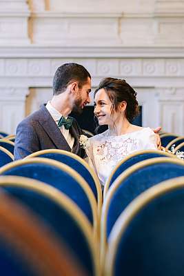 Pose des mariés dans la salle des mariages