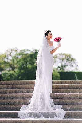 La mariée, son voile et son bouquet