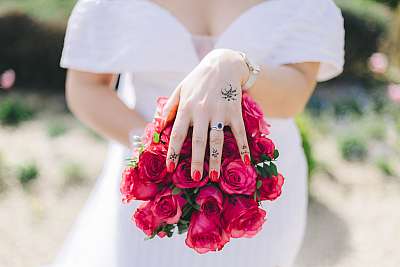 La mariée, son alliance et son bouquet