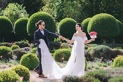 Séance photo de couple dans les jardins à la française