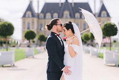 Pose des mariés devant le château