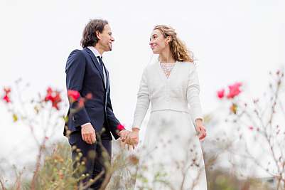 Séance photo de couple en décembre avec des roses