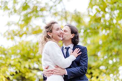 Les mariés s'amusent comme des fous durant la séance de couple
