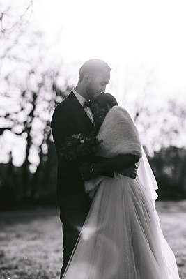 Les mariés enlacés au soleil levant