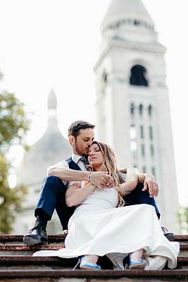 Les mariés posent devant le Sacré-Coeur