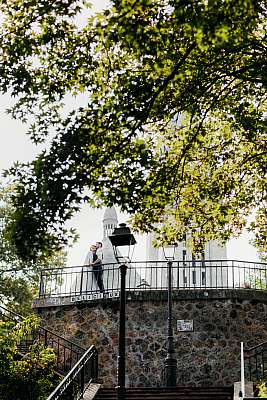 Jolis tableau des mariés avec la basilique en arrière plan