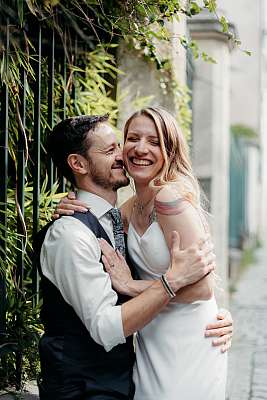 Fou rire des mariés pendant la séance photo de couple