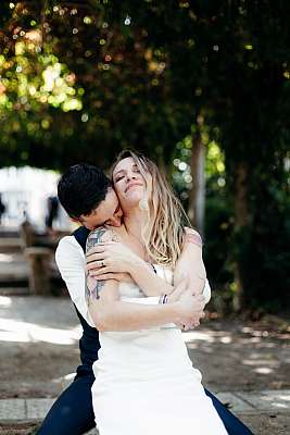 Les mariés complices pendant la séance photo de couple