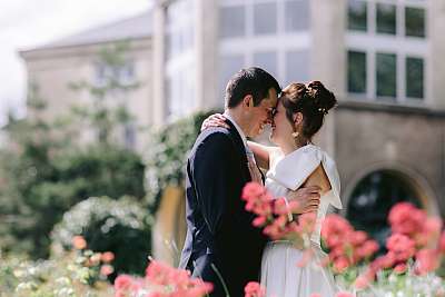 Séance photo de mariage dans un jardin fleuri