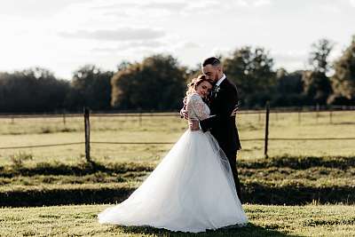 Séance photo de couple en pleine campagne