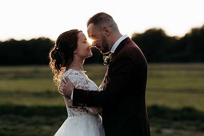 Séance photo de couple au coucher du soleil