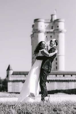 Pirouette des mariés devant les murs du château