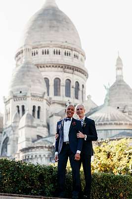 Les mariés posent devant la basilique