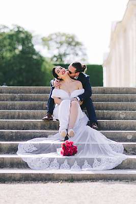 La longue traine de la mariée
