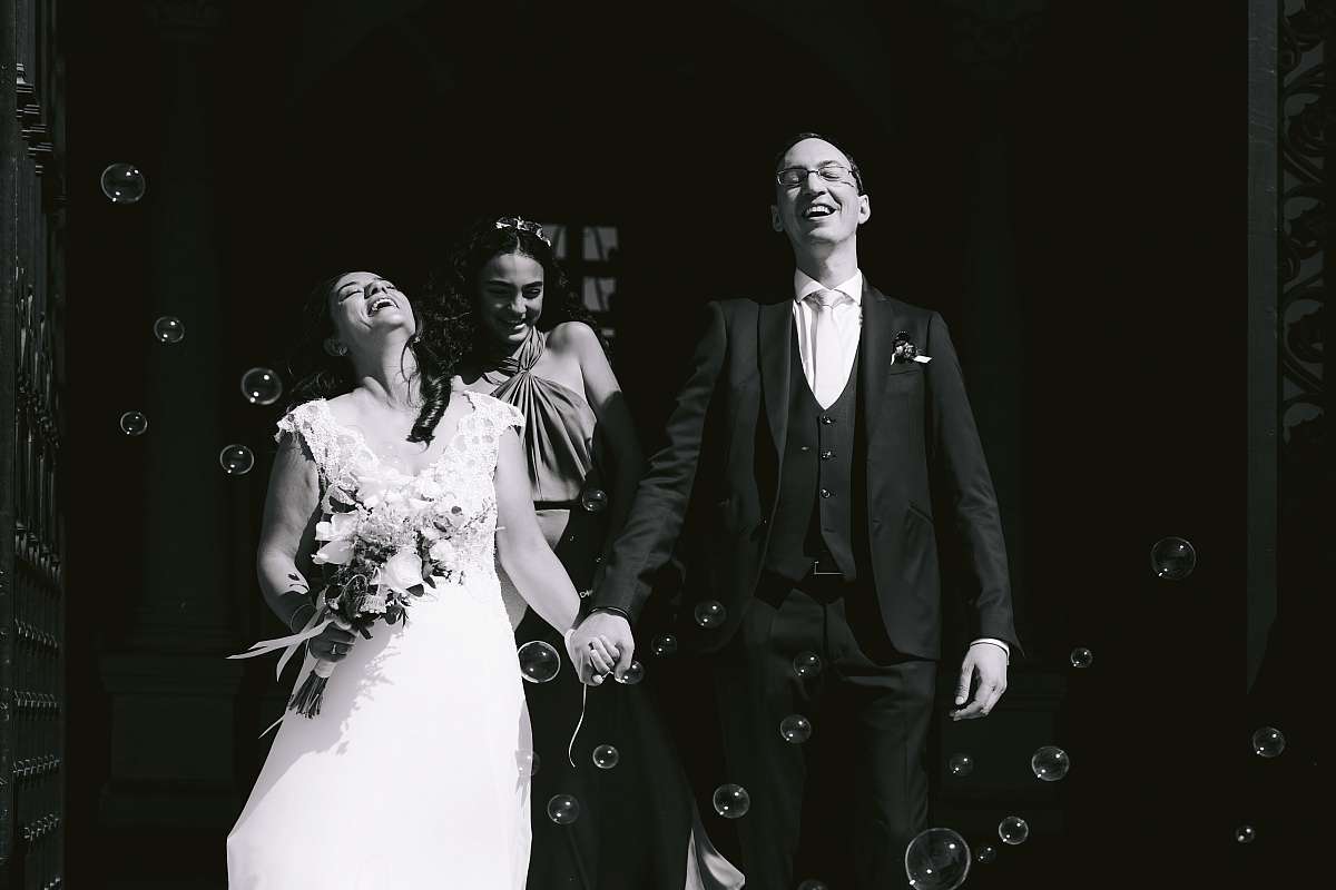 Les mariés à la sortie de la mairie