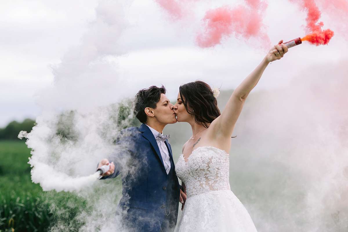 Les mariées avec les fumigènes durant la séance photo de couple